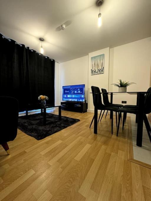 Two Bedrooms Flat In Stratford Londra Esterno foto